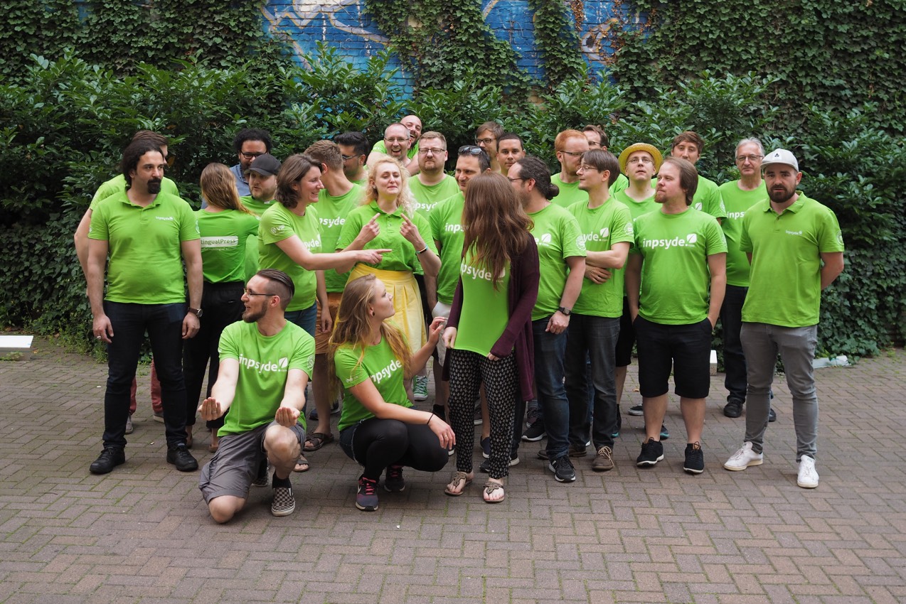 Vorbereitungen für das Gruppenfoto auf dem Inpsyde Teammeeting 2019 in Berlin