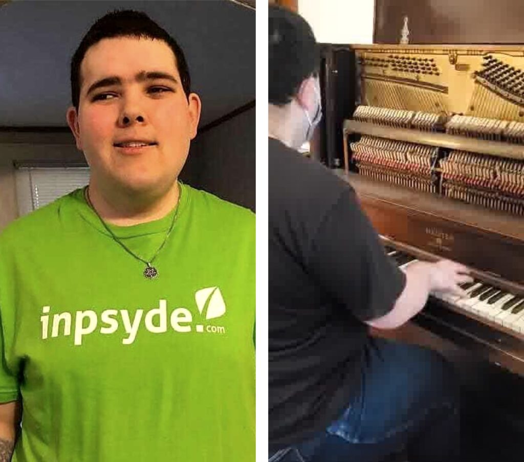 Auf dem linken Bild trägt Brandon das grüne Inpsyde Shirt und lächelt in die Kamera. Auf dem rechten Bild spielt er Klavier. 